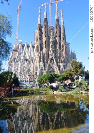 Sagrada Familia出現在水面上 10090704
