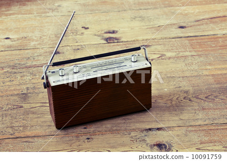 Old radio 10091759