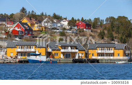 Norwegian fishing village with wooden houses on the sea coast Norwegian fishing village with wooden houses on the sea coast 10093816