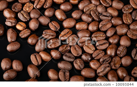 Background texture of roasted coffee beans on black background 10093844