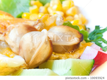 Omelet with vegetables and roasted pelmeni 10093924