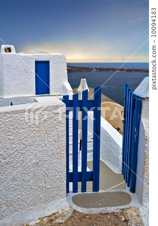 Wicket gate and build in typical Santorini colors Wicket gate and build in typical Santorini colors 10094183