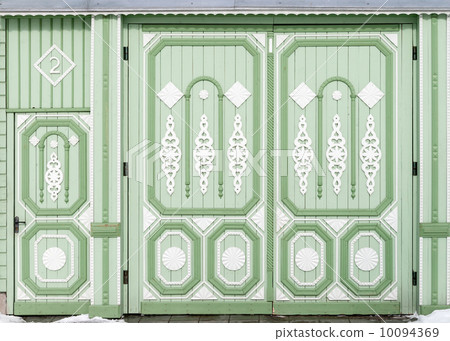 Carved old wooden gate in historical town Kolomna, Moscow region, Russia 10094369