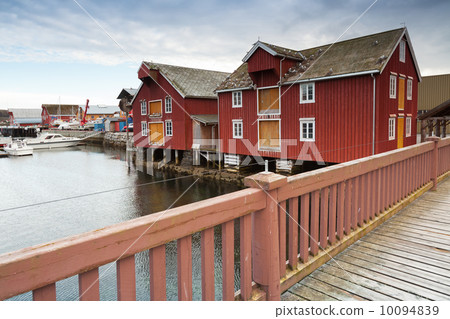 Red wooden houses in small Norwegian fishing village 10094839
