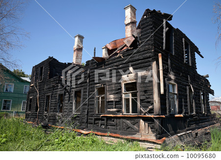 Burnt old wooden building 10095680
