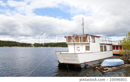 Small white moored boat Small white moored boat 10096801