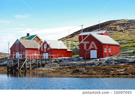 Traditional Norwegian coastal village with red wooden houses 10097093