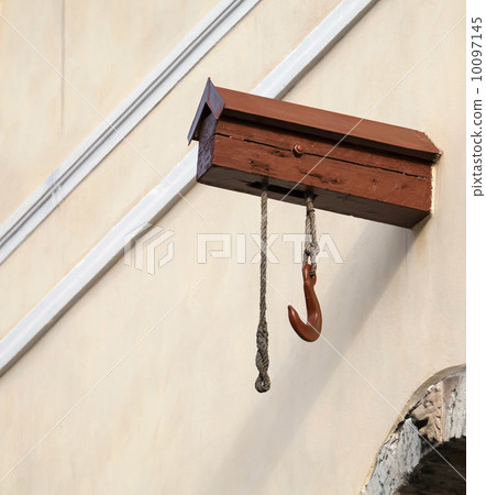 Vintage crane element on the wall in old part of Tallinn, Estoni Vintage crane element on the wall in old part of Tallinn, Estoni 10097145