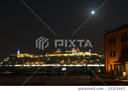 豪華遊輪伊麗莎白女王在橫濱大碼頭停泊 10101441