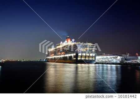 Luxury cruise ship Queen Elizabeth which anchors at Yokohama Great Pier Luxury cruise ship Queen Elizabeth which anchors at Yokohama Great Pier 10101442