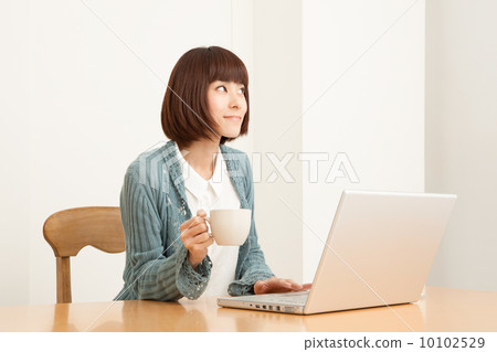 觀看個人計算機的婦女 10102529