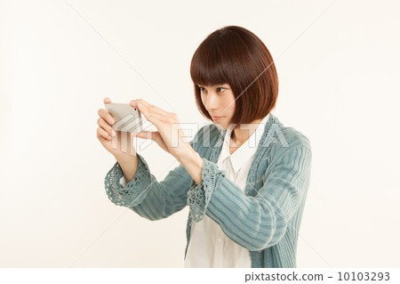 使用智能手機的女人 使用智能手機的女人 10103293