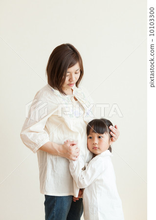 懷孕7個月的父母和孩子 懷孕7個月的父母和孩子 10103300