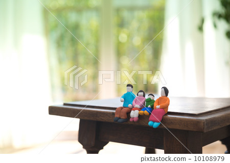 A cute family 10108979