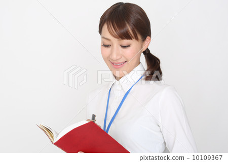Business Woman to write in Notepad 10109367