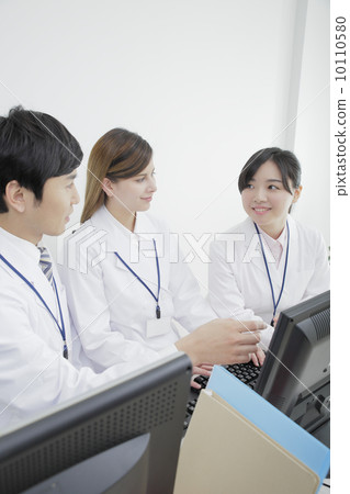 Team with foreign doctor 10110580