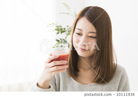 一個女人喝一杯 10111936
