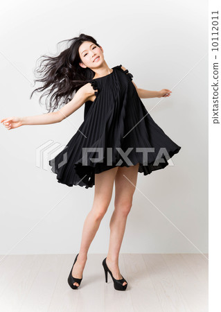 一個穿著黑色連衣裙的女人 一個穿著黑色連衣裙的女人 10112011