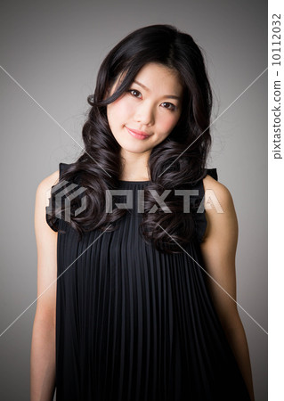 一個穿著黑色連衣裙的女人 10112032