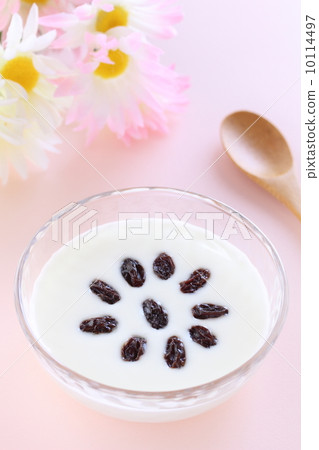 Raisins and yoghurt 10114497