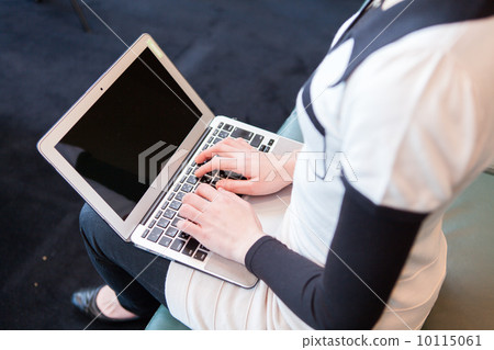 使用一台筆記本電腦的女人 10115061
