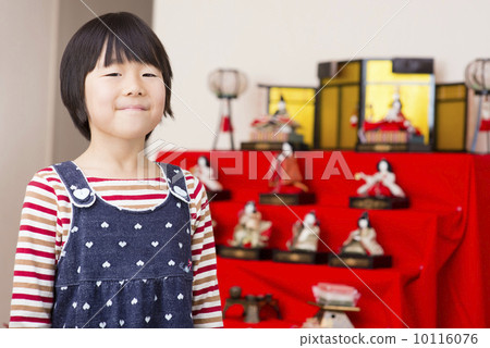 Girls and dolls Girls and dolls 10116076
