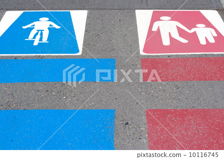 步行者和自行車的交通標誌 10116745