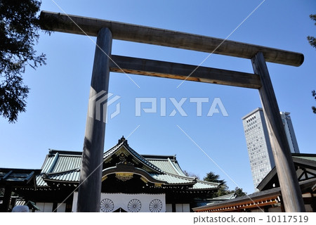 Yasukuni Shrine's Middle gate Torii and worshipers Yasukuni Shrine's Middle gate Torii and worshipers 10117519