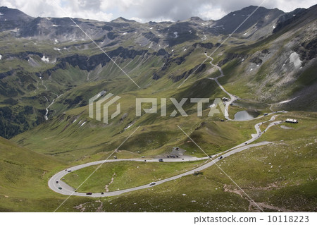 Bendy road at National Park Hohe Tauern (Austria) 10118223