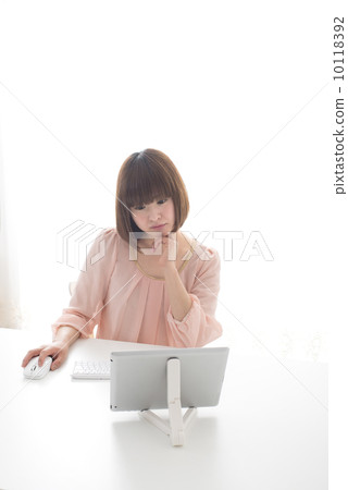Young lady tablet internet suffer Young lady tablet internet suffer 10118392