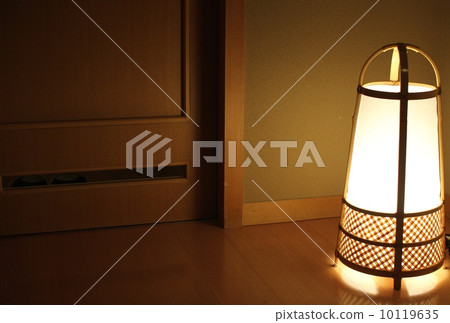 A Japanese-style light placed in a Japanese-style room 10119635