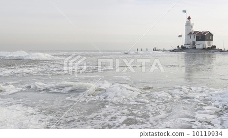 Panorama of the drifting ice in the lake (Marken, the Netherlan 10119934
