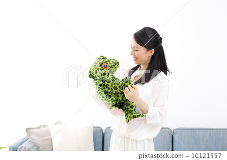 一個玩毛絨娃娃的女人 10121557