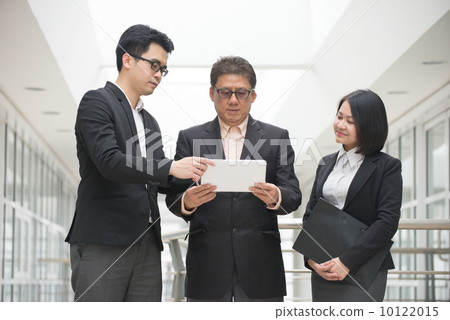 asian business meeting with ceo using tablet 10122015