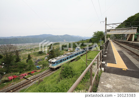 Aerial view of the switchback-style station at Obasute Station on the Shinonoi Line Aerial view of the switchback-style station at Obasute Station on the Shinonoi Line 10123383