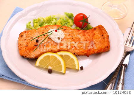 Grilled salmon fillet, sauce and vegetables Grilled salmon fillet, sauce and vegetables 10124058