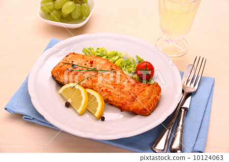 Grilled salmon, vegetables, grapes and wine Grilled salmon, vegetables, grapes and wine 10124063