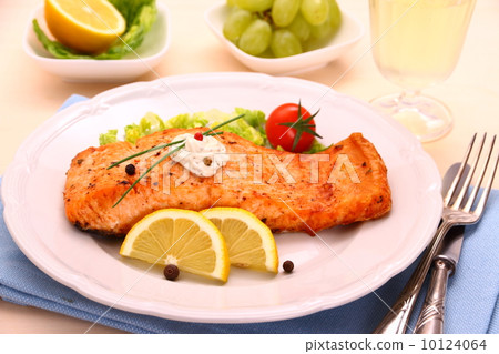 Grilled salmon fillet, sauce and vegetables 10124064