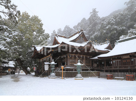 雪的 Kompira San神社 主要的神社和新宿驴 神木和女祭司的奖励站在大象山的背景下排 图库照片 10124130 Pixta