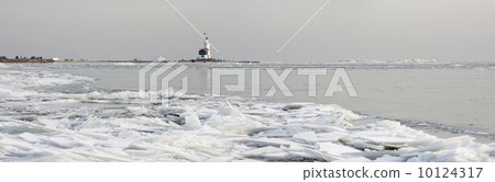 Panorama of the ice piling up in the lake (Marken, the Netherlan 10124317