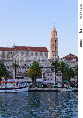 分裂克羅地亞鎮在黃昏的 10124355