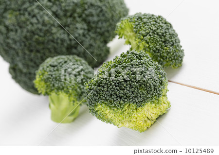 fresh broccoli on wood board fresh broccoli on wood board 10125489