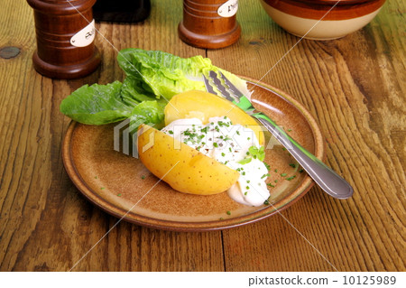 Potato with cottage cheese and salad Potato with cottage cheese and salad 10125989