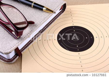 Business concept, reach target 10127081