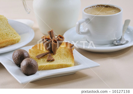 Breakfast with black coffee, toasts, and chocolate 10127138