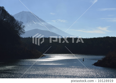 Lake Shoin and Mt. Fuji 10128919