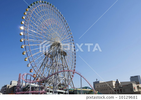 Yokohama Minato Mirai 21 Ferris wheel with scenery 10129681