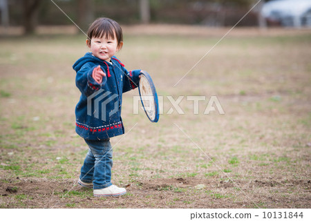 A girl with a frisbee 10131844