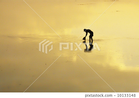 People on the surface of the water 10133148