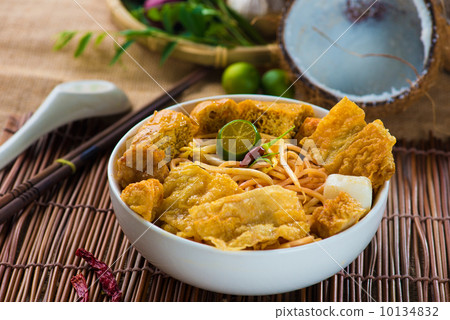singapore curry noodles with tradtional setting 10134832